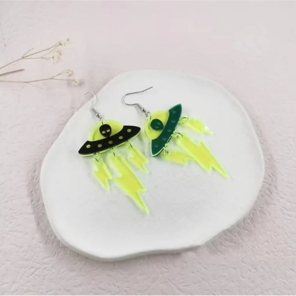 NWT Alien in UFO Novelty Earrings‎ - Picture 2 of 2